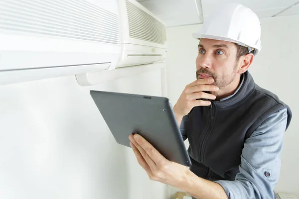 Manipuleren Van Airconditioner Met Tablet — Stockfoto