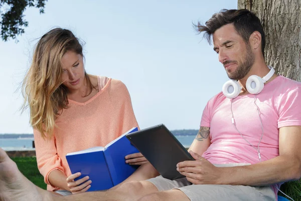 Jong Koppel Ontspannen Het Strand — Stockfoto