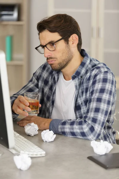 Άνθρωπος Που Κατέχει Αλκοολούχο Ποτό Κοιτάζοντας Φορητό Υπολογιστή — Φωτογραφία Αρχείου