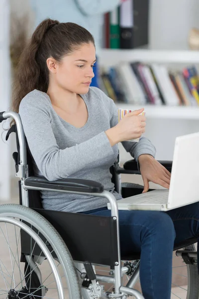Νεαρή Γυναίκα Στην Αναπηρική Καρέκλα Laptop Της — Φωτογραφία Αρχείου