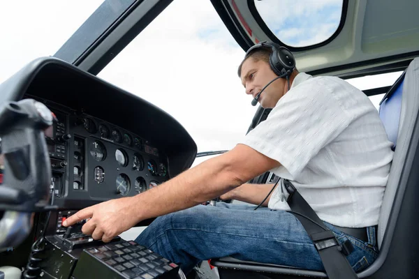 Piloto Que Ajusta Controlos Numa Aeronave — Fotografia de Stock