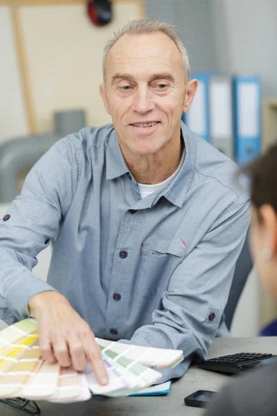 Ein Reifer Arbeiter Mit Farbdiagrammen — Stockfoto