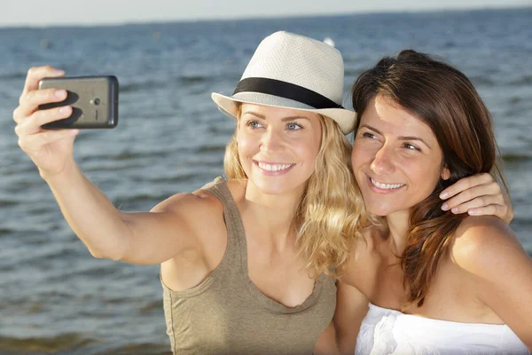 Duas Mulheres Tomando Selfie Lado Mar — Fotografia de Stock