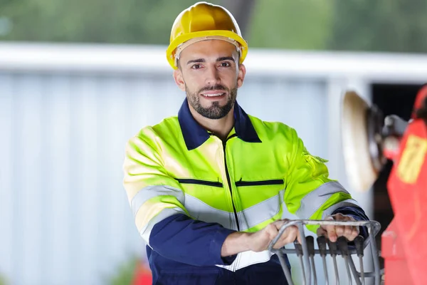 Retrato Del Trabajador Manual Que Opera Los Controles Apalancados — Foto de Stock