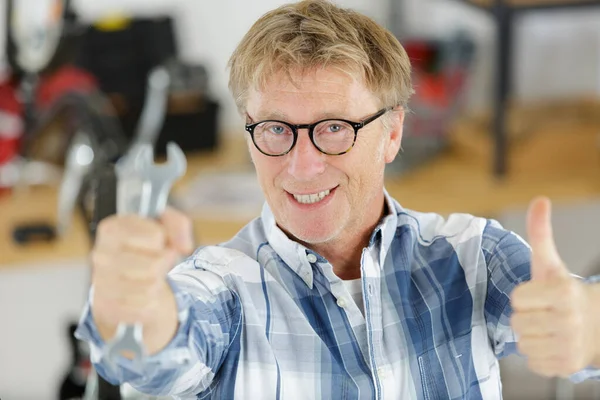 Retrato Sorrindo Mecânico Masculino Mostrando Chave Inglesa — Fotografia de Stock