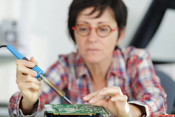 Young Female Tech Engineer Repairs Electronic Equipment — Stock Photo, Image
