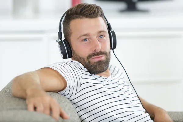 Gelukkig Man Luisteren Naar Zijn Koptelefoon — Stockfoto