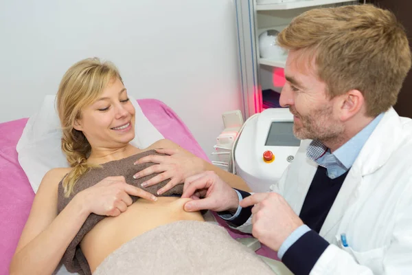 Dokter Behandelt Een Vrouw Die Wil Gewicht Verliezen — Stockfoto