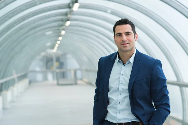 Portret Van Aangename Zakenman Staat Een Gebouw — Stockfoto