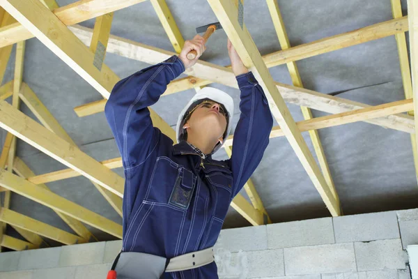 Bauarbeiterin Hämmert Dachbalken — Stockfoto