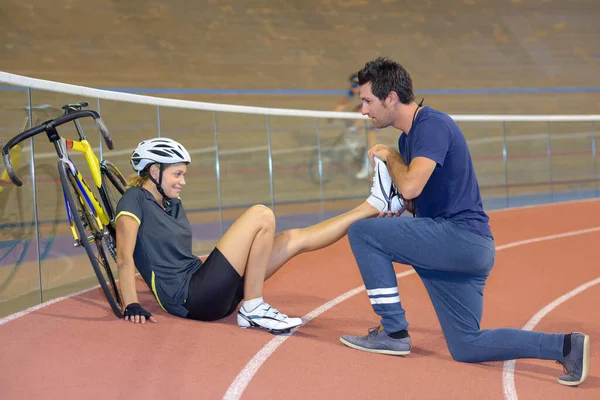 Kvinna Ridning Cykel Med Stretching Hennes Ben — Stockfoto