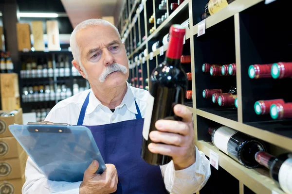 Vendedor Vistiendo Uniforme Tener Botella Vino Tienda — Foto de Stock