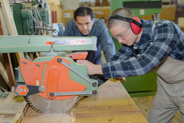 Tischler Mit Lehrling Ausbildung — Stockfoto