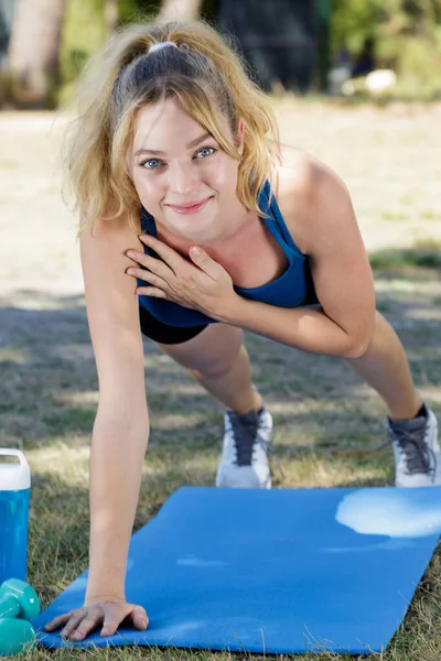 Junges Glückliches Sportmädchen Oder Frau Planken Park — Stockfoto