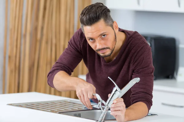 Uomo Che Installa Rubinetto Della Cucina — Foto Stock