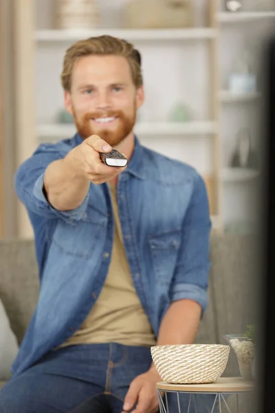 Lächelnder Junger Mann Vor Dem Fernseher — Stockfoto