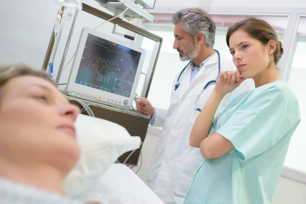 Arzt Überwacht Herzschlag Der Patienten Krankenhaus — Stockfoto