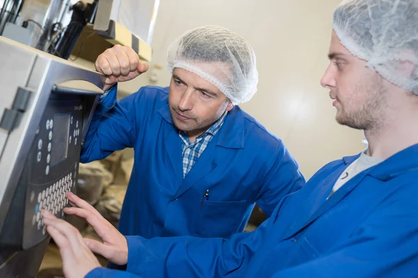 Dois Engenheiros Verificam Funcionalidade Máquina Industrial — Fotografia de Stock