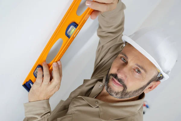 Man Posing Builders Level — Stock Photo, Image