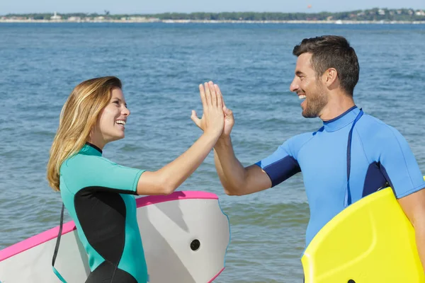 Mutlu Bir Çift Ellerinde Sörf Tahtası — Stok fotoğraf