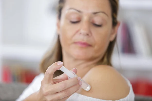 Una Mujer Durante Inyección Para Brazo —  Fotos de Stock