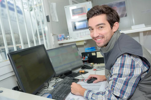 Portrait Manual Worker Using Computer — Stock Photo, Image