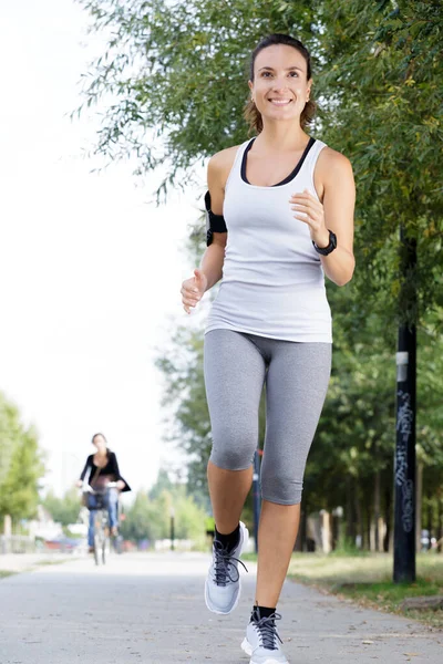 Mooie Atletische Vrouw Hardlopen Het Bos — Stockfoto