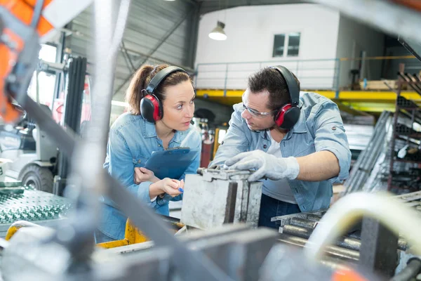 Portret Van Een Paar Fabrieksarbeiders — Stockfoto