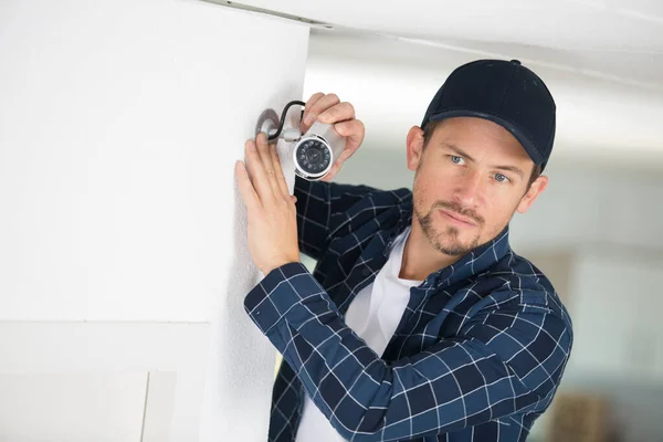 Jovem Técnico Instalando Uma Câmera Segurança — Fotografia de Stock