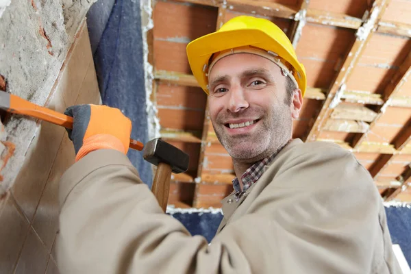 Breken Bakstenen Muur Met Hamer — Stockfoto