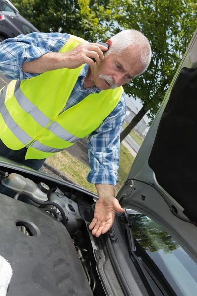 Senior Sucht Hilfe Bei Reparatur Festgefahrenen Fahrzeugs — Stockfoto