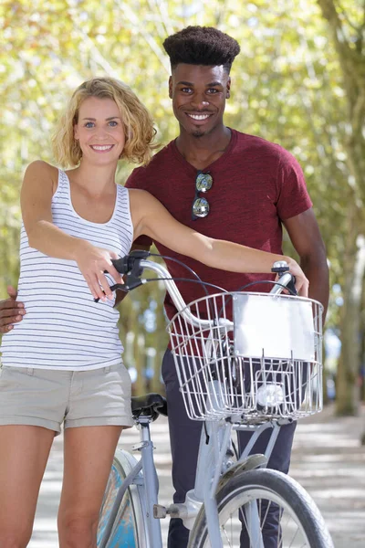 Couple Heureux Avec Vélo Dans Parc — Photo