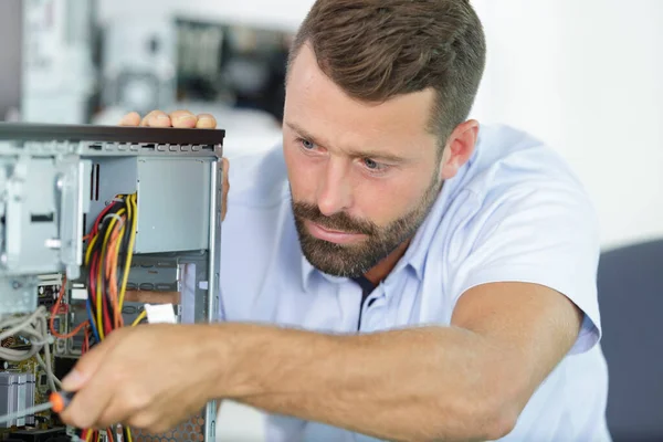 Homem Profissional Reparação Montagem Computador — Fotografia de Stock