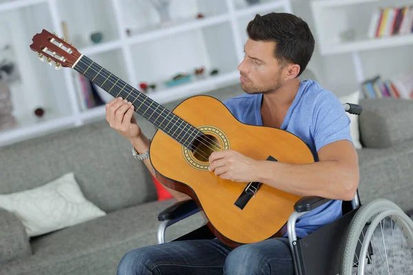 Talentoso Deficiente Cara Escrever Letras Música — Fotografia de Stock