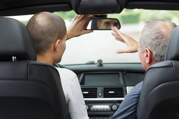 父親とハンサムな息子が車を運転して — ストック写真