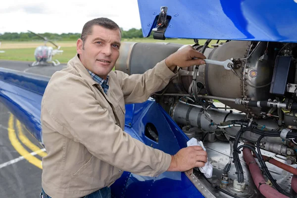 Tamirci Havaalanında Bir Uçak Üzerinde Çalışıyor — Stok fotoğraf
