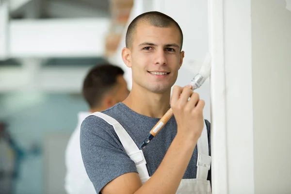 Man Målning Vägg Med Färg — Stockfoto