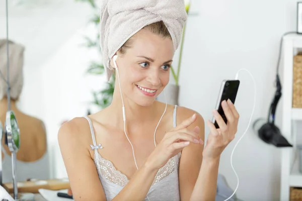 Mujer Que Usa Toalla Cabeza Usando Auriculares — Foto de Stock