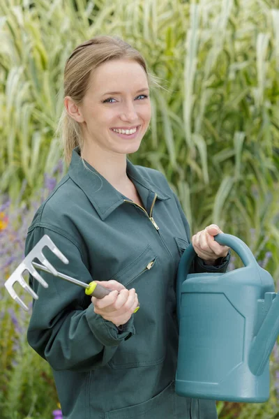 Junge Schöne Gärtnerin Mit Gießkanne Und Harke — Stockfoto