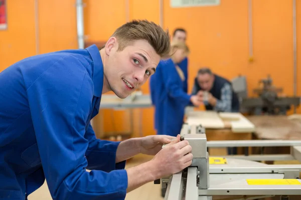 Jovens Aprendizes Mecânicos Oficina — Fotografia de Stock