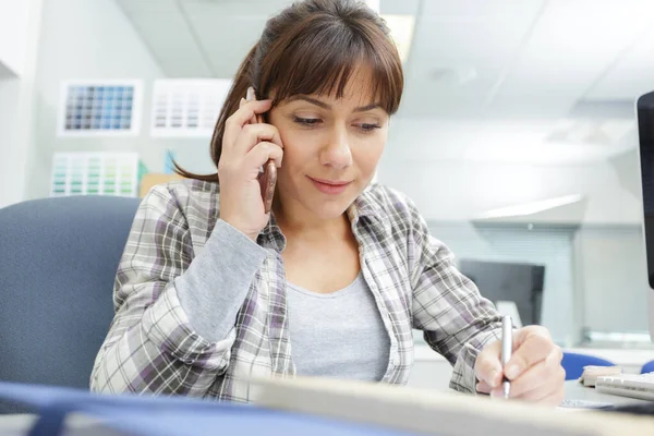 Portret Nowoczesnej Kobiety Rozmawiającej Telefonicznie Klientem — Zdjęcie stockowe