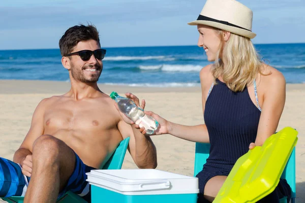 Freundin Schenkt Freund Mineralwasser — Stockfoto