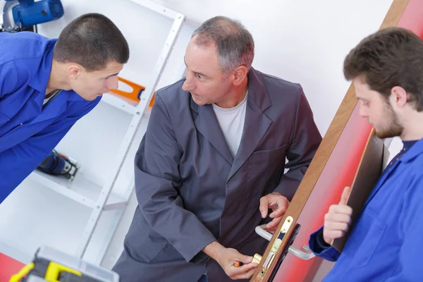 Young Men Learning Fix Door Screwdriver — Stock Photo, Image