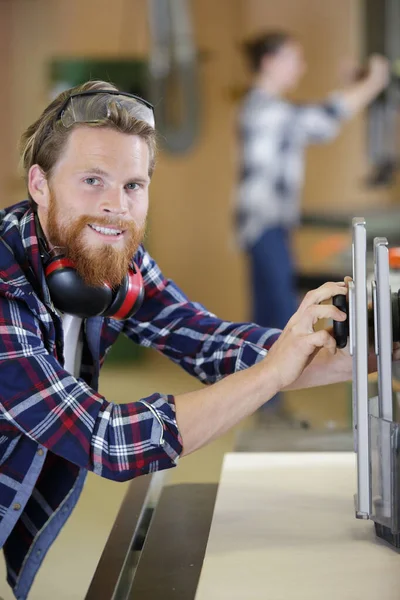 Knappe Timmerman Lacht Terwijl Hij Met Hout Werkt — Stockfoto