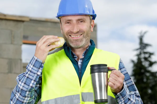 Férfi Mérnök Iszik Forró Kávét Ebédszünetben — Stock Fotó