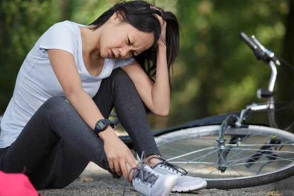 Расстроенная Женщина После Падения Велосипеда — стоковое фото