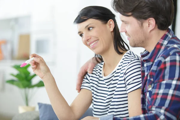 Una Coppia Con Test Gravidanza — Foto Stock