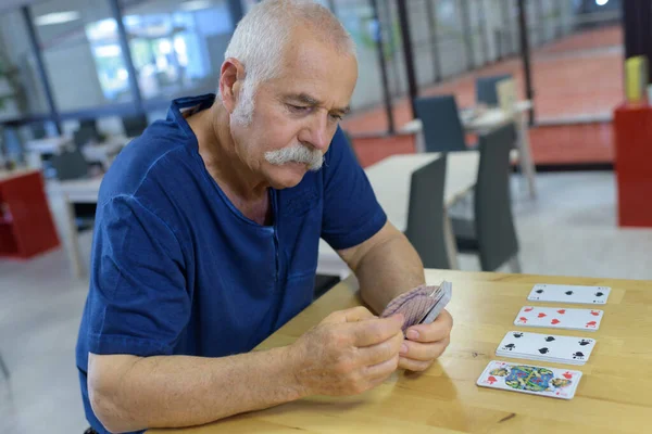 退休院里的高级扑克牌 — 图库照片