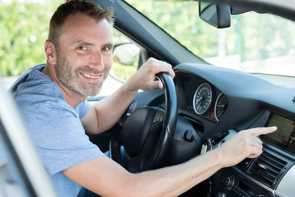 Uomo Sorridente Utilizzando Gps Auto — Foto Stock