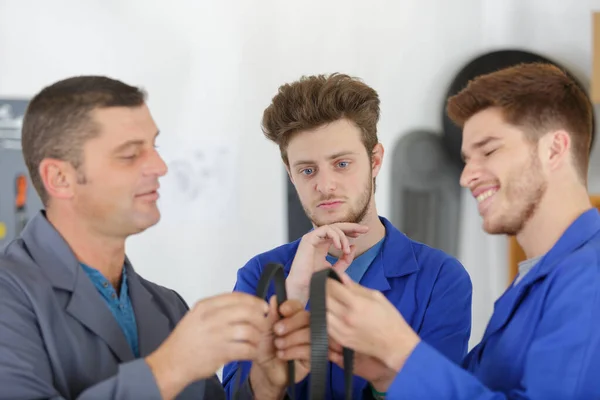 Stagiairs Met Docent Technisch Onderwijs Aan Een Freesmachine — Stockfoto